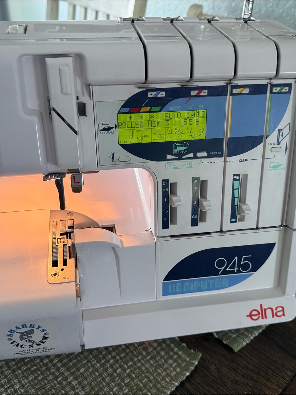 LNA (elna) 945 Computer Serger  (Machine Only) no pedal